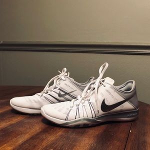LIKE NEW white Nike training tennis shoes
